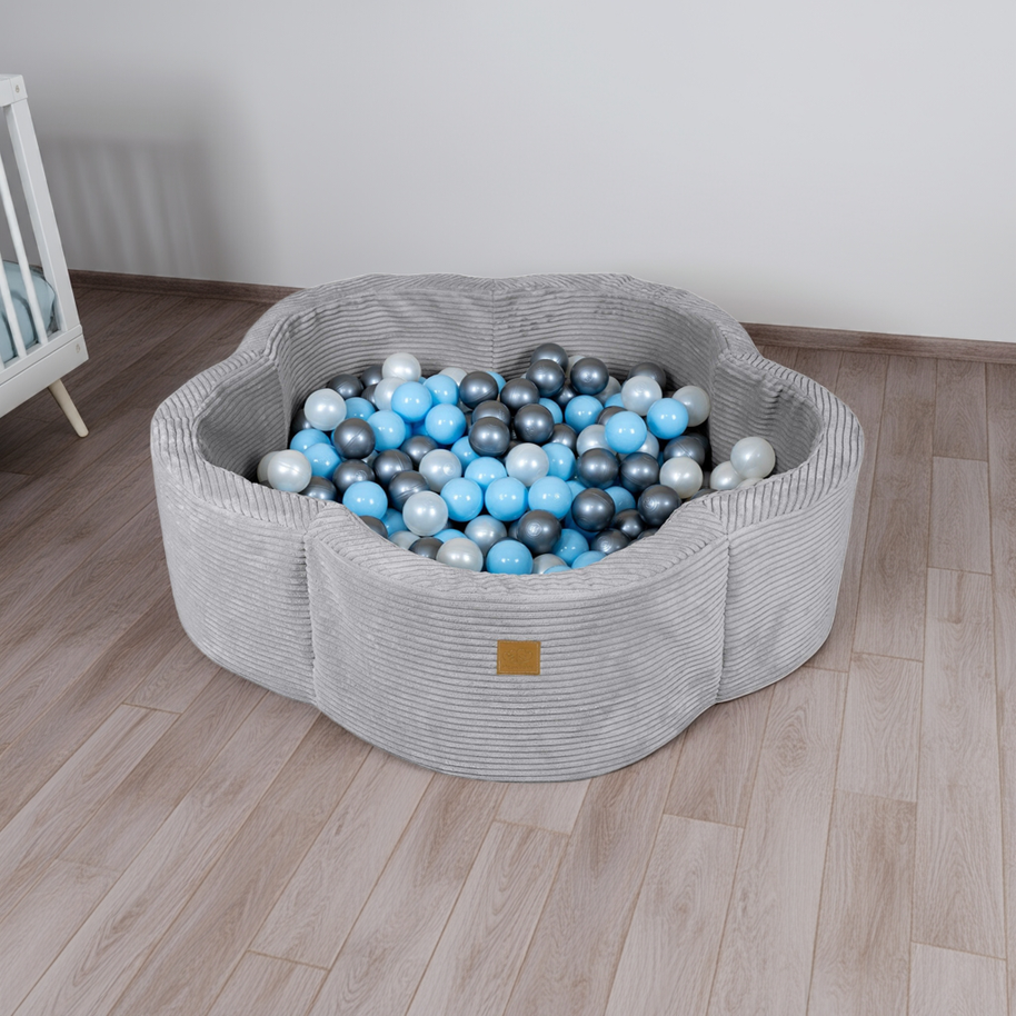 Grijze MeowBaby Ballenbak Rib Bloem gevuld met blauwe en zilveren ballen in kinderkamer