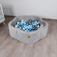 Grijze MeowBaby Ballenbak Rib Bloem gevuld met blauwe en zilveren ballen in kinderkamer