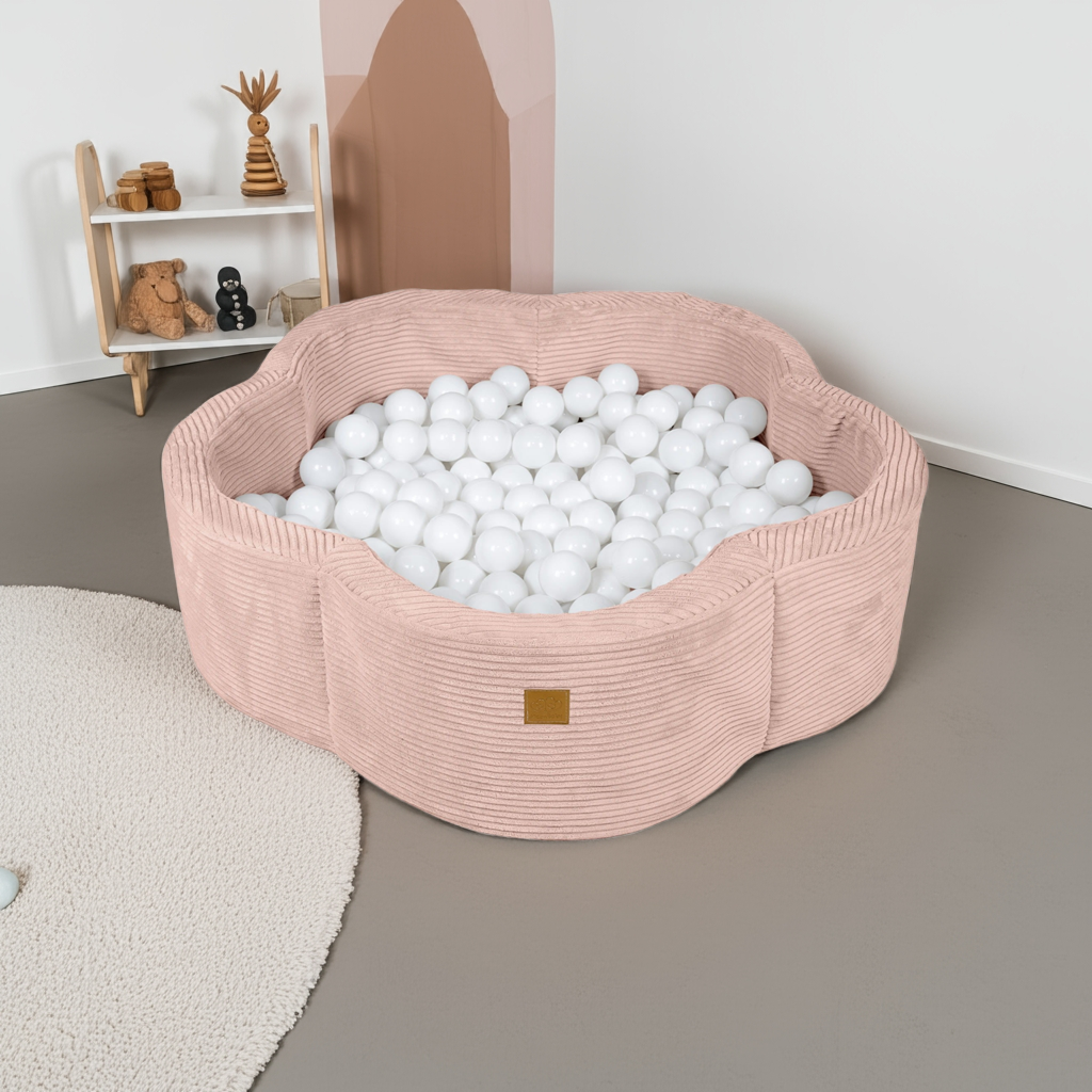MeowBaby Ballenbak Rib Bloem roze gevuld met witte ballen in een moderne speelkamer