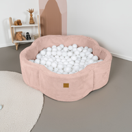 MeowBaby Ballenbak Rib Bloem roze gevuld met witte ballen in een moderne speelkamer