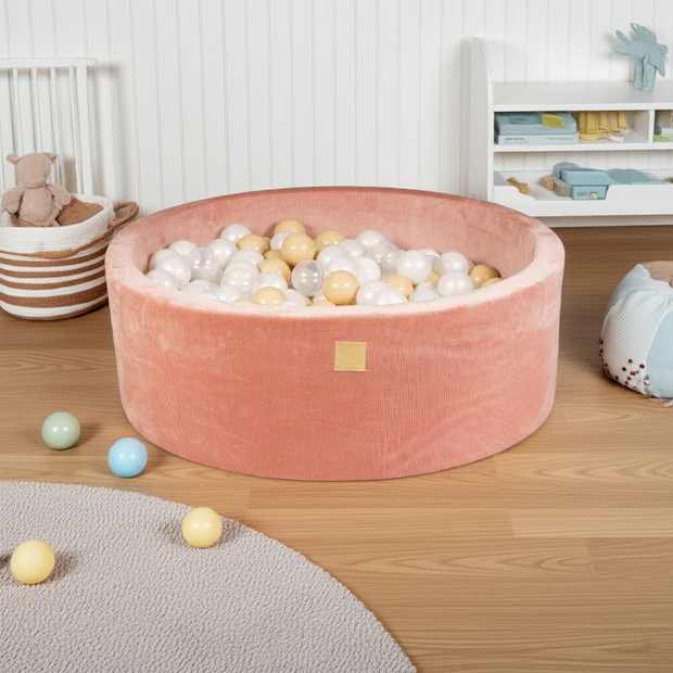 MeowBaby Ballenbak Roze Rib gevuld met witte, zandkleurige en transparante ballen in kinderspeelkamer