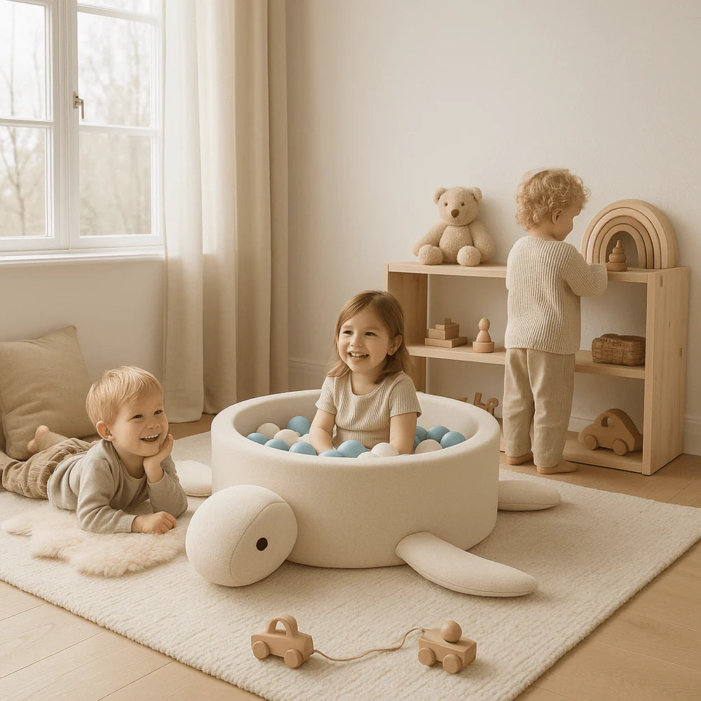 Kinderen spelen in MeowBaby Ballenbak Schildpad Bouclé Cheesecake Cream Beige in lichte kamer