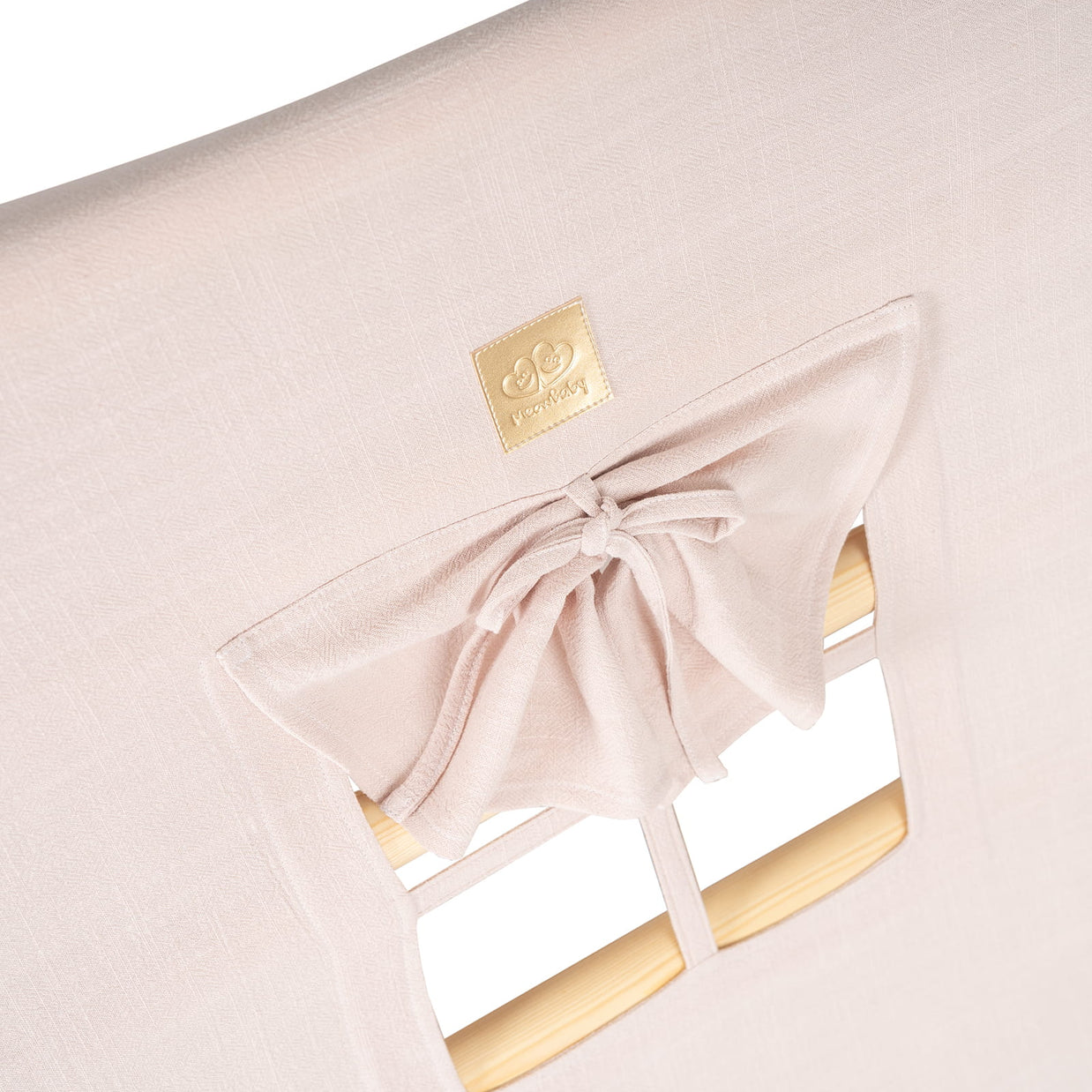 Houten klimrek - Grijs - Roze cover met zachte stof en strikdetail close-up view