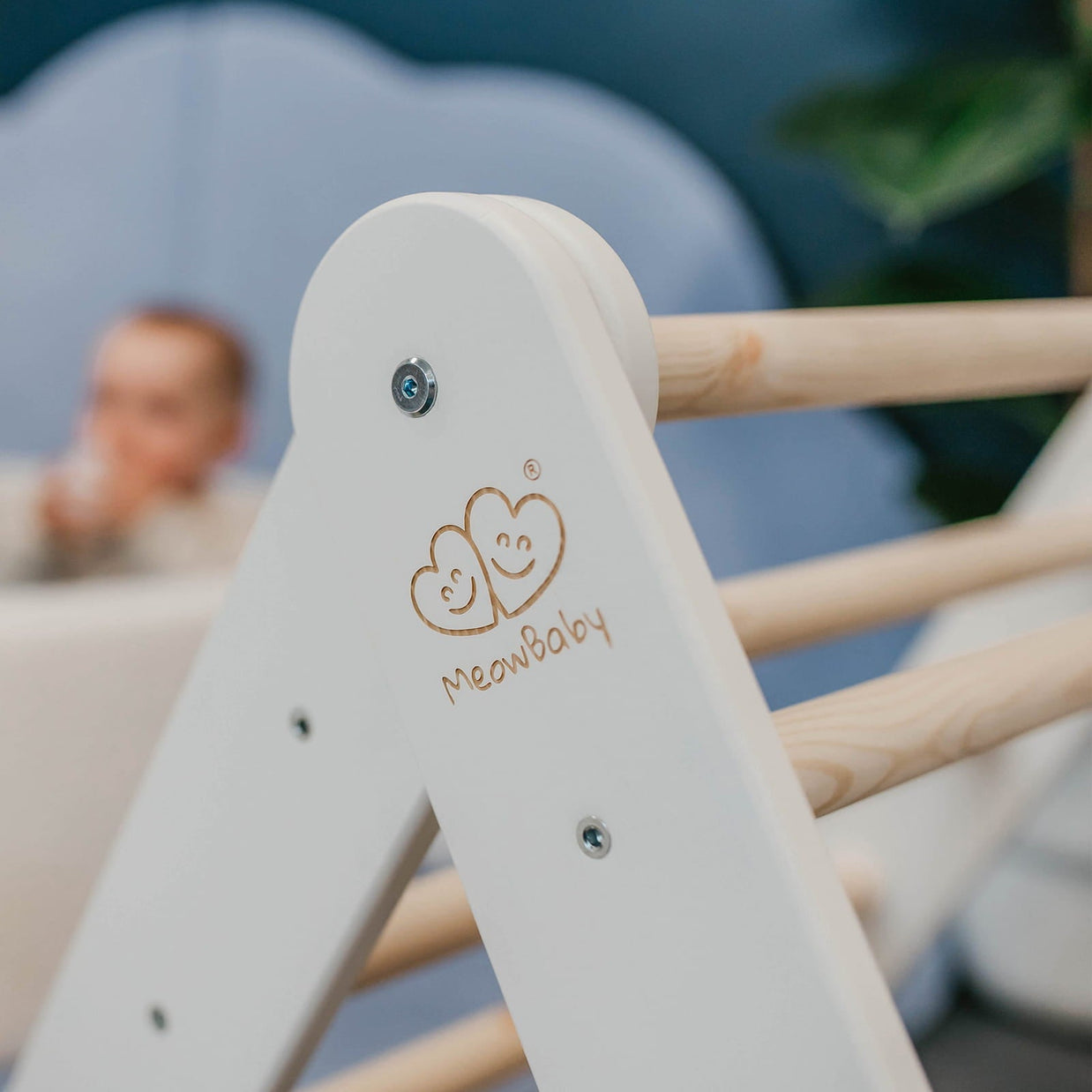 Close-up van het wit houten klimrek MeowBaby met roze cover in een kinderkamer