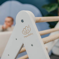 Close-up van het wit houten klimrek MeowBaby met roze cover in een kinderkamer