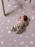 Baby ligt op zachte Olya Kids Puzzel Speelmat Terrrazo Lavender met lavendelpatroon