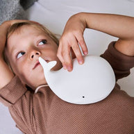 Jongen met walvisvormige nachtlamp.
