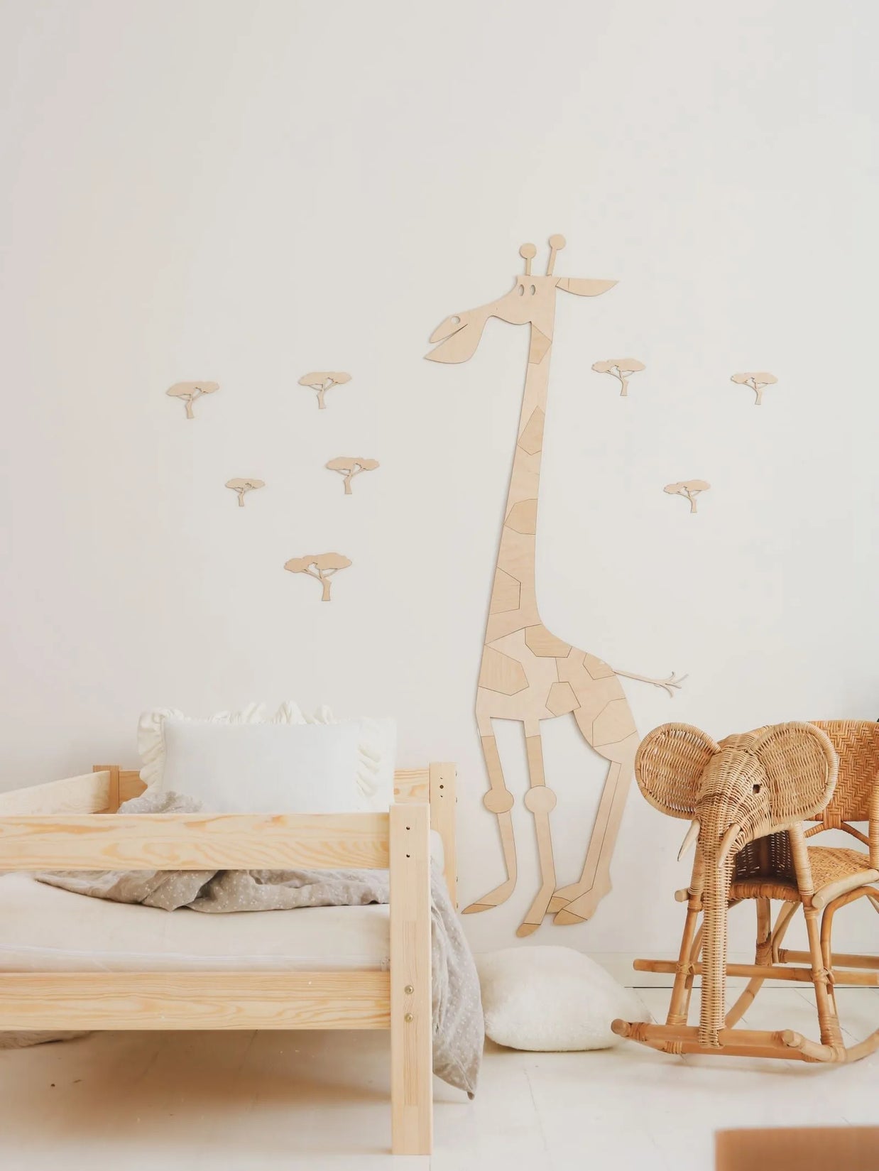 Cut It Now Houten Wanddecoratie Safari Giraffe aan muur in kinderkamer met natuurlijke stijl