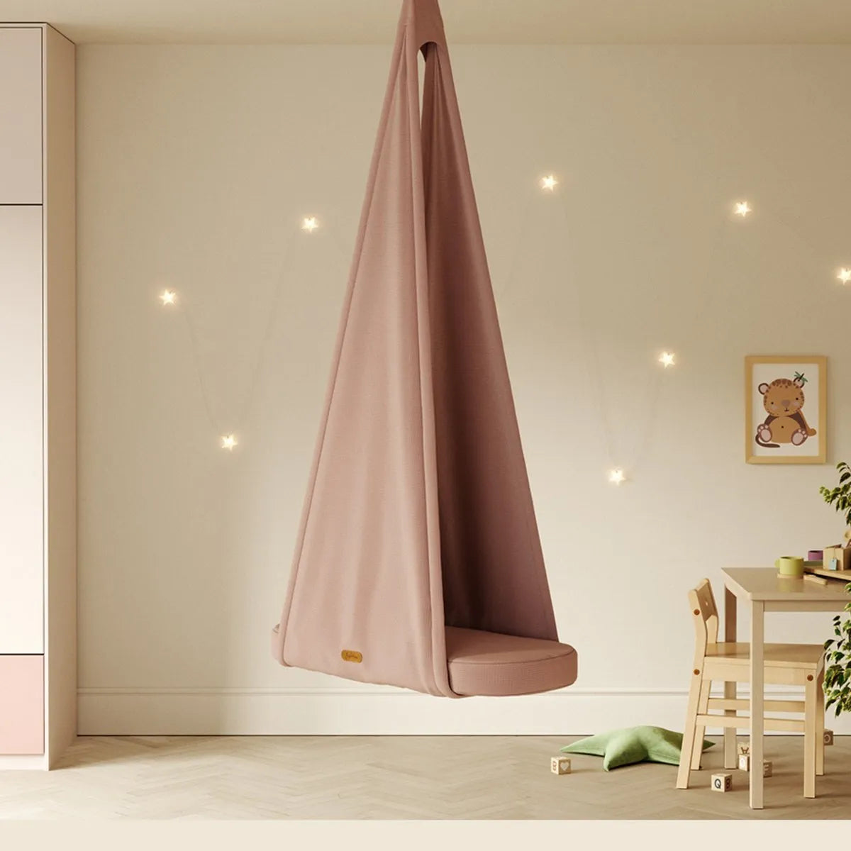 Wiegkamer met roze schommelstoel en sterrenverlichting.