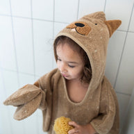Kind draagt zachte Bad Poncho - Mr. Dog met capuchon en speelse hondenoren
