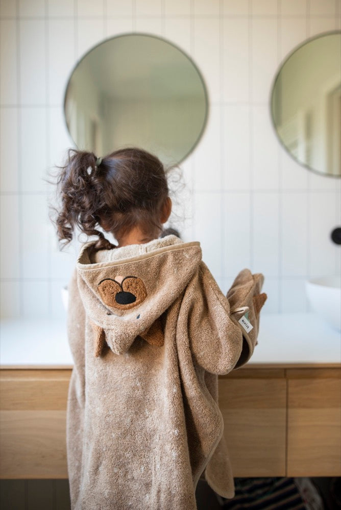 Kind in badkamer met Trixie Bad Poncho voor Kids - Mr Dog (2-4 jaar) van biologische katoen