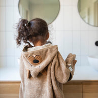 Kind in badkamer met Trixie Bad Poncho voor Kids - Mr Dog (2-4 jaar) van biologische katoen