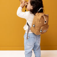 Kind drinkt uit de Drinkfles Mr. Bear - 350 ml met bruine rugzak voor kinderen.