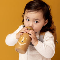 Kind drinkt uit Trixie Drinkfles Mr Bear 350 ml met handvat en berenprint