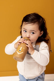 Kind drinkt uit Trixie Drinkfles Mr Bear 350 ml met handvat en berenprint