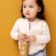 Kind met drinkfles Mr. Bear - 350 ml tegen een okergele achtergrond