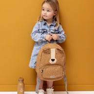 Meisje met rugzak en Trixie Drinkfles Mr Bear 500 ml naast haar op de vloer