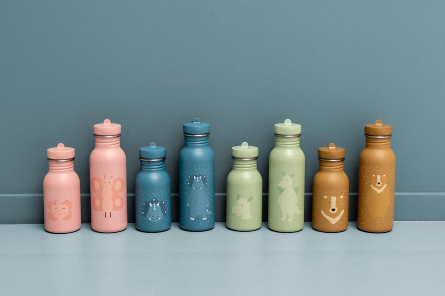 Rij kleurrijke Drinkfles Mr. Bear - 500 ml flessen met verschillende berenprints naast elkaar