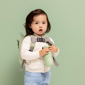 Kind met rugzak houdt Trixie Drinkfles Mr Dragon 350 ml vast voor dagelijkse hydratatie