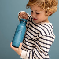 Jongentje opent Trixie Drinkfles Mr. Triceratops 350 ml met dinosaurusprint in blauw