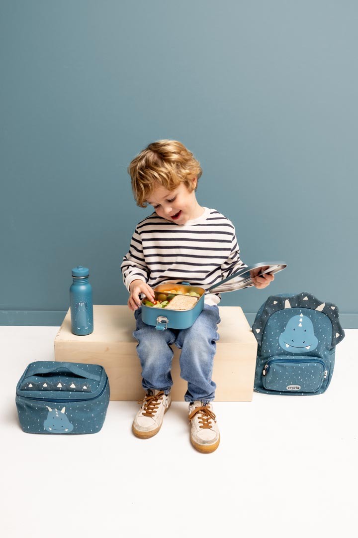 Drinkfles Mr. Triceratops - 350 ml met kind zittend naast bijpassende lunchset in blauw