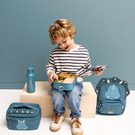 Drinkfles Mr. Triceratops - 350 ml met kind zittend naast bijpassende lunchset in blauw