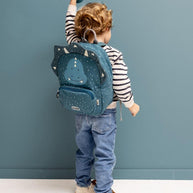 Kind met rugzak en Drinkfles Mr. Triceratops - 350 ml tegen blauwe achtergrond