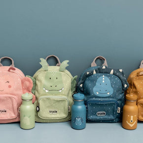 Drinkfles Mrs. Butterfly - 350 ml in zachte roze kleur naast speelgoedrugzakken voor kinderen