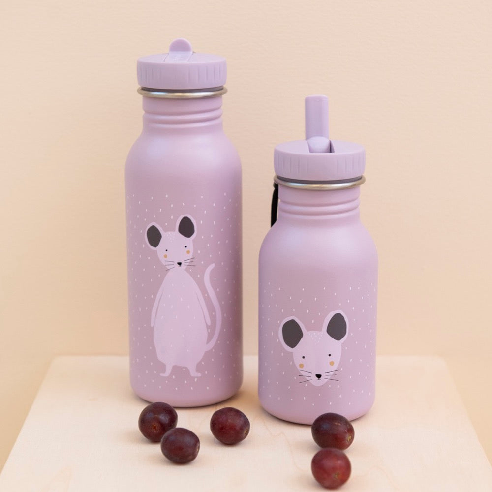 Twee paarse Drinkfles Mrs. Mouse - 350 ml met muisprint en druiven op houten oppervlak