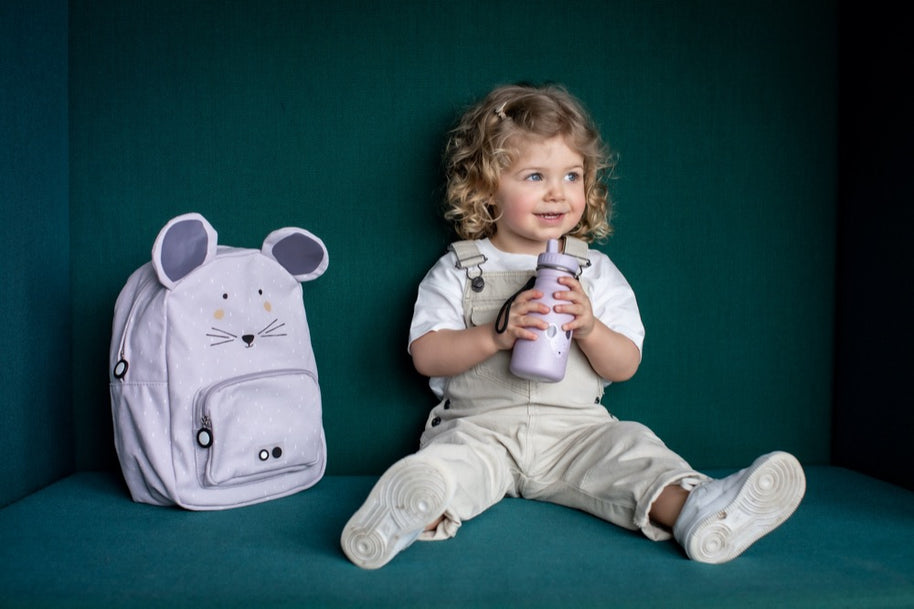 Trixie Drinkfles Mrs Mouse 350 ml in handen van lachend kind naast muizenrugzak
