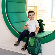 Jongens zitten lachend met Trixie Schooltas Mr Crocodile in groen speels ontwerp.