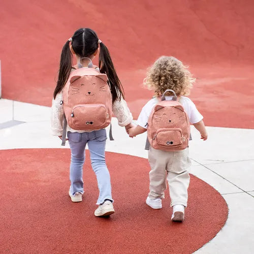 Twee kinderen met Trixie Schooltas Mrs Cat met vrolijk kattenontwerp lopen hand in hand