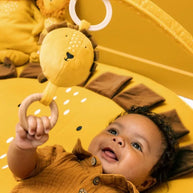 Baby speelt op de zachte en veilige Trixie Speelmat Mr Lion met vrolijk leeuwenspelzeug