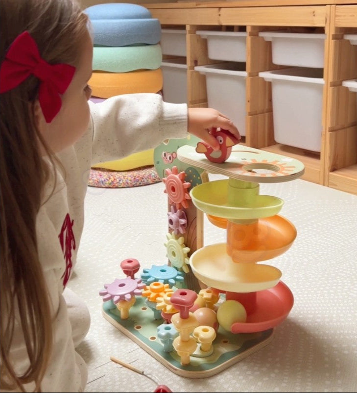 Kind speelt met Woopie Houten Activiteitenboom 4 in 1 knikkerbaan en tandwielen houten speelgoed