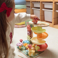 Kind speelt met Woopie Houten Activiteitenboom 4 in 1 knikkerbaan en tandwielen houten speelgoed