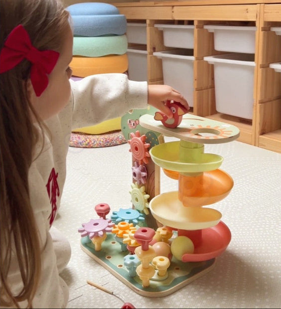 Houten Activiteitenboom 4 in 1 - Knikkerbaan, Vormenstoof, Tandwiel en Kralenlabyrint