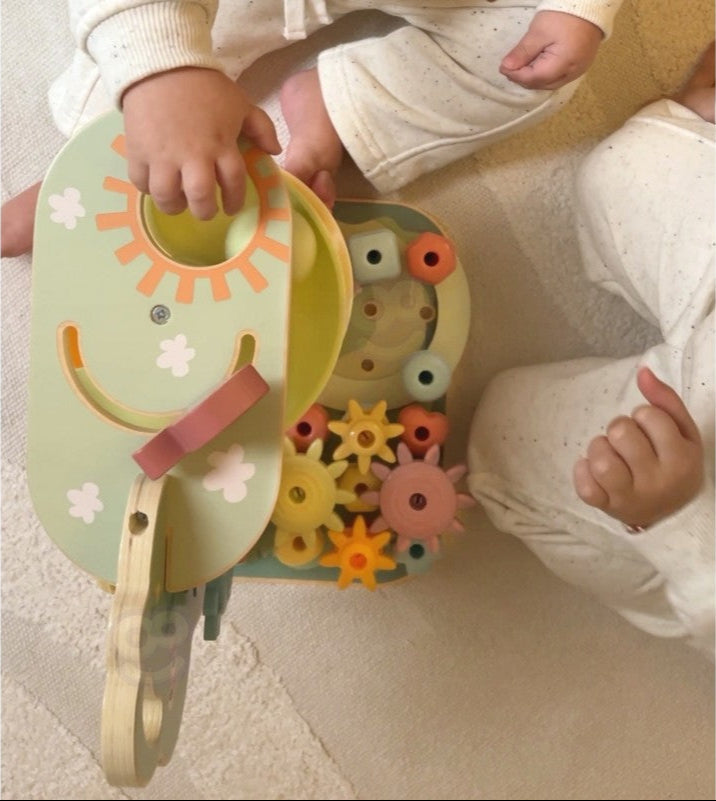 Kinderen spelen met Houten Activiteitenboom 4 in 1 - Knikkerbaan Vormenstoof Tandwiel Kralenlabyrint