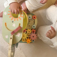 Kinderen spelen met Houten Activiteitenboom 4 in 1 - Knikkerbaan Vormenstoof Tandwiel Kralenlabyrint