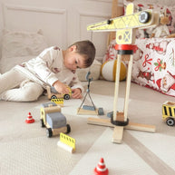 Kind speelt met Woopie Houten Bouwplaats met Voertuigen en houten kraan speelgoed