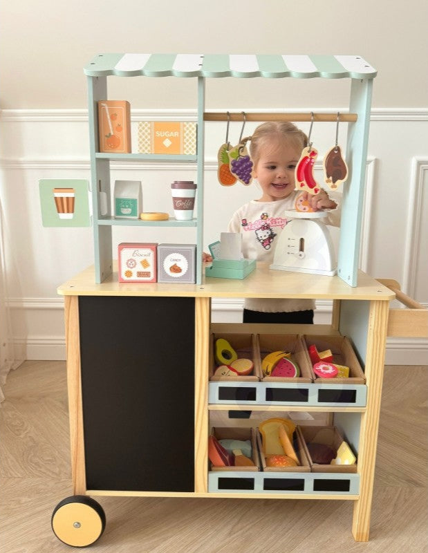 Kind speelt met Woopie Houten Food Truck Stand Groot 73 stuks houten minimarkt kraam