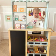 Kind speelt met Woopie Houten Food Truck Stand Groot 73 stuks houten minimarkt kraam