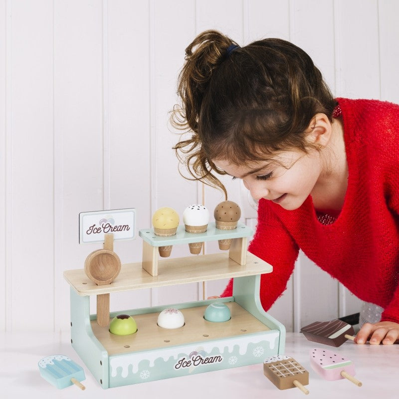 Meisje speelt met de Woopie Houten Ice Cream Set houten ijscokraam en ijsjes