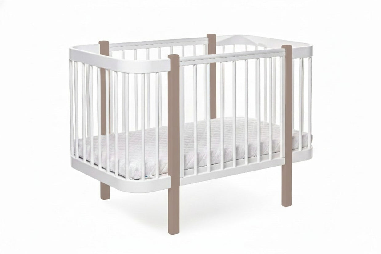 Cappuccino-wit ELIN babybed van beukenhout met witte spijlen, schuin vooraanzicht