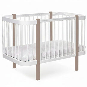 Cappuccino-wit ELIN babybed van beukenhout met witte spijlen, schuin vooraanzicht