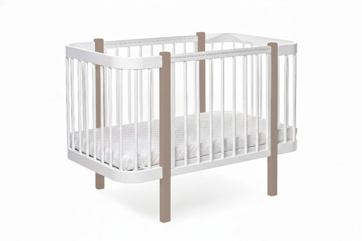 Cappuccino-wit ELIN babybed van beukenhout met witte spijlen, schuin vooraanzicht