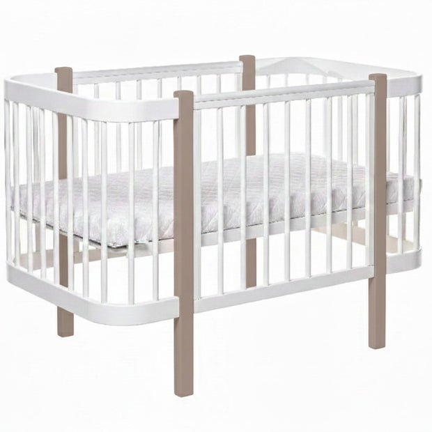Cappuccino-wit ELIN babybed met verstelbare bodemhoogte, zijaanzicht op witte achtergrond