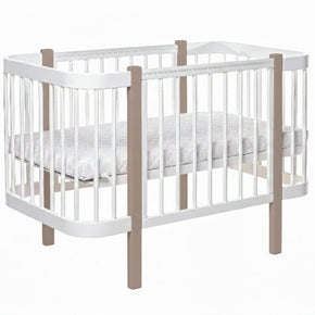 Cappuccino-wit ELIN babybed met verstelbare bodemhoogte, zijaanzicht op witte achtergrond