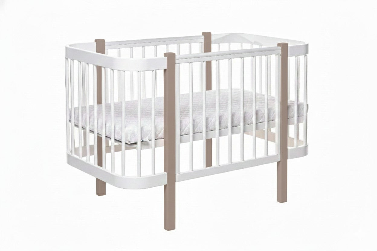 Cappuccino-wit ELIN babybed met verstelbare bodemhoogte, zijaanzicht op witte achtergrond