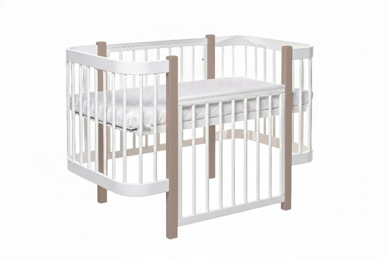 Cappuccino-wit ELIN babybed met verwijderd zijpaneel, omgebouwd tot bankje