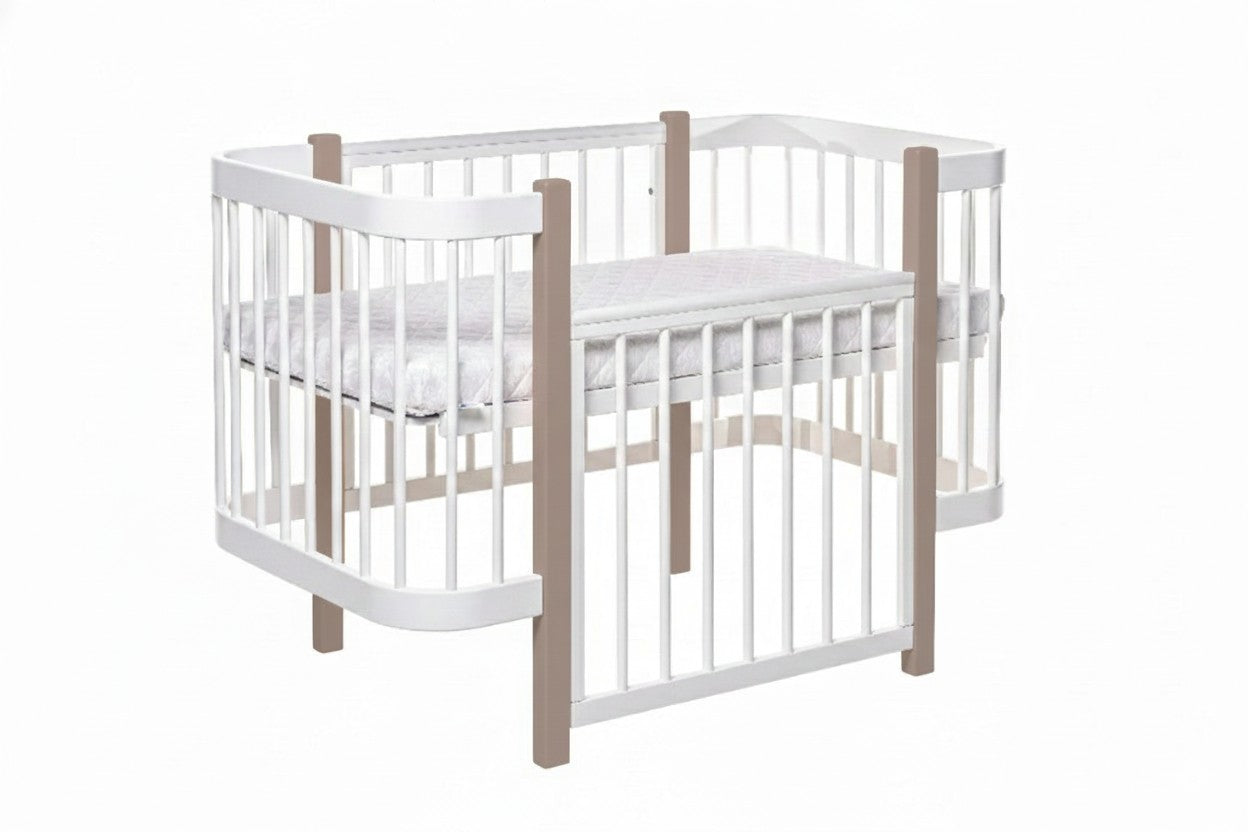 Cappuccino-wit ELIN babybed met verwijderd zijpaneel, omgebouwd tot bankje